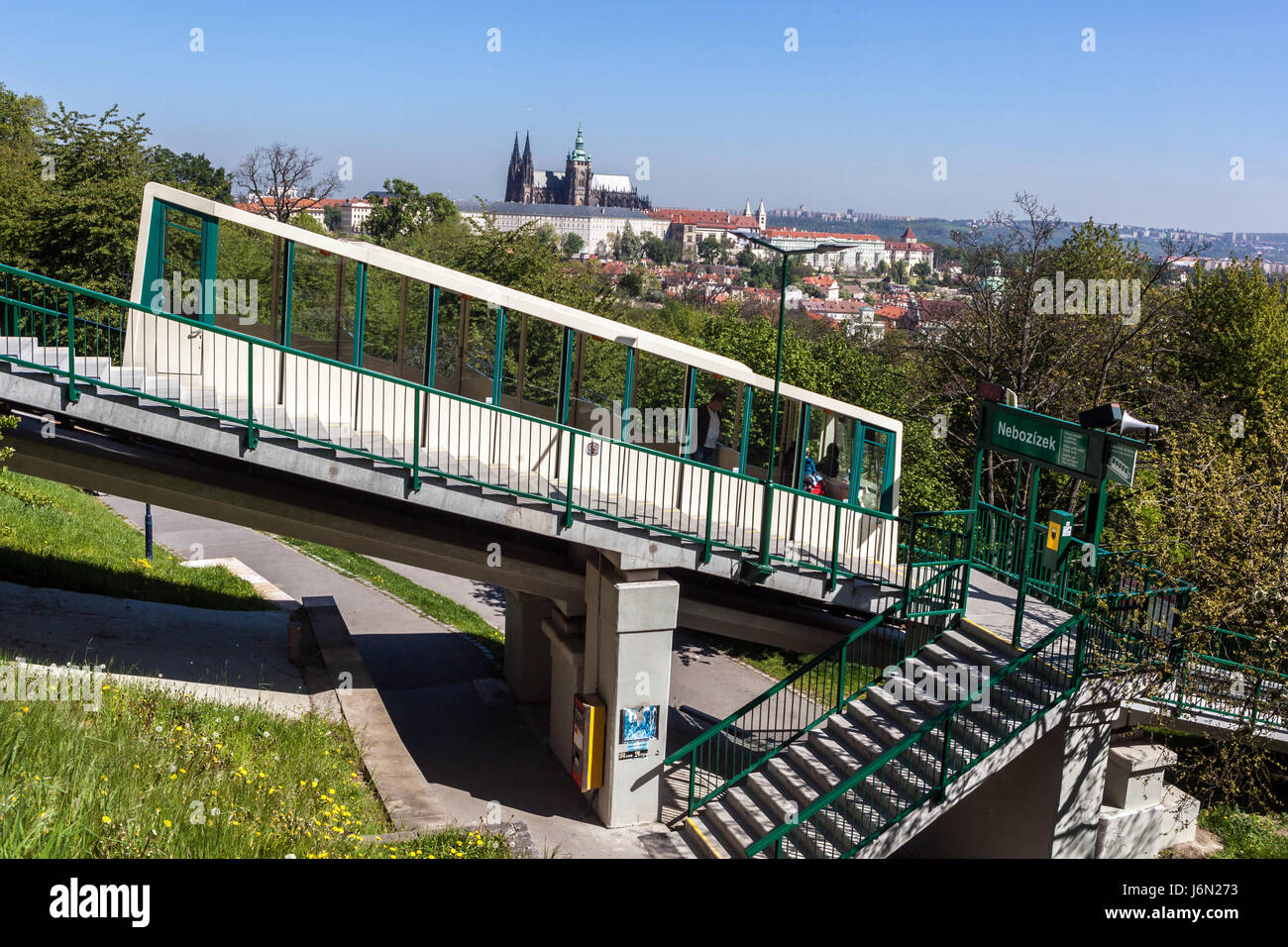 Téléphérique de Prague pour la colline de Petrin, la gare de Nebozizek et le château de Prague en arrière-plan Banque D'Images