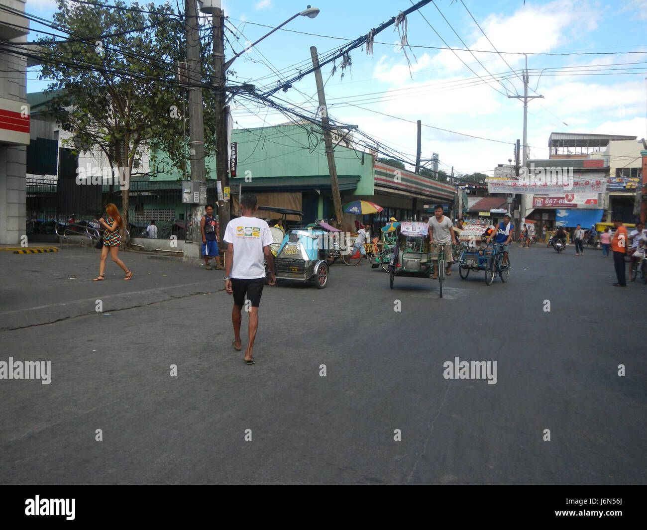 La rue J. P. Rizal Mabini à Caloocan City, Manille, abrite des marchés tels que Puregold Ever, un centre de vente au détail offrant des produits aux résidents locaux. Banque D'Images