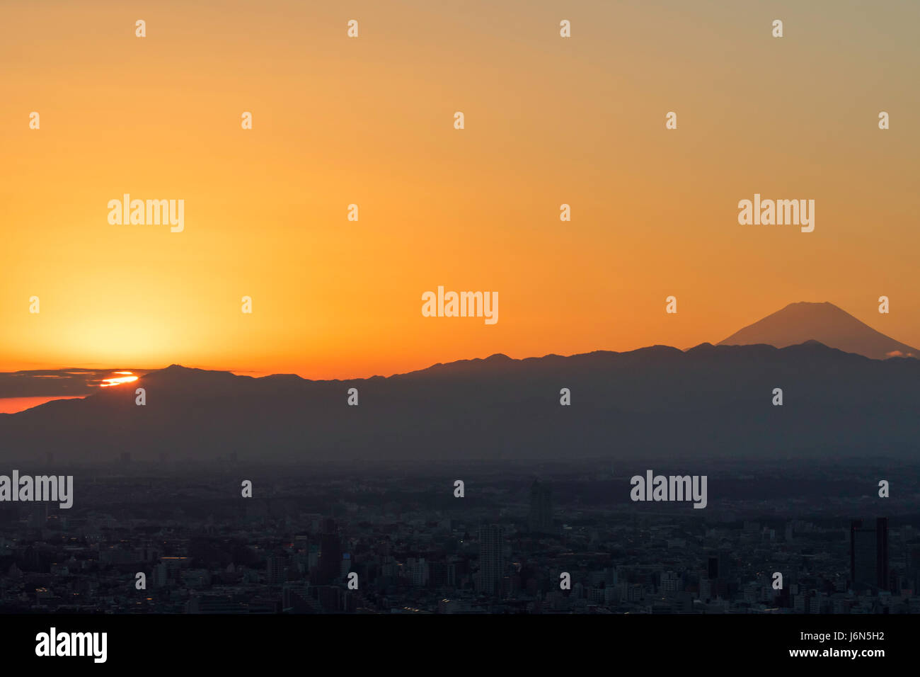 Mt Fuji. et le dernier coucher de soleil de 2016 sur Tokyo Banque D'Images