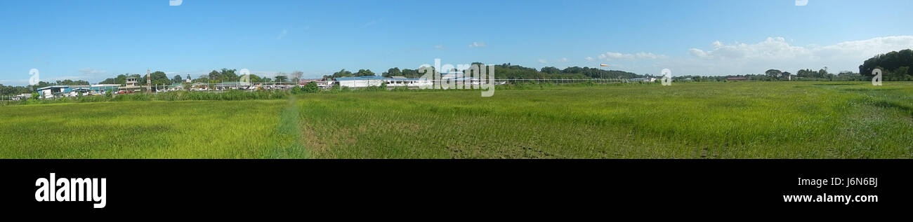 Une vue panoramique de l'aéroport de Plaridel aux Philippines, mettant en valeur les installations de l'aéroport et ses environs. Banque D'Images