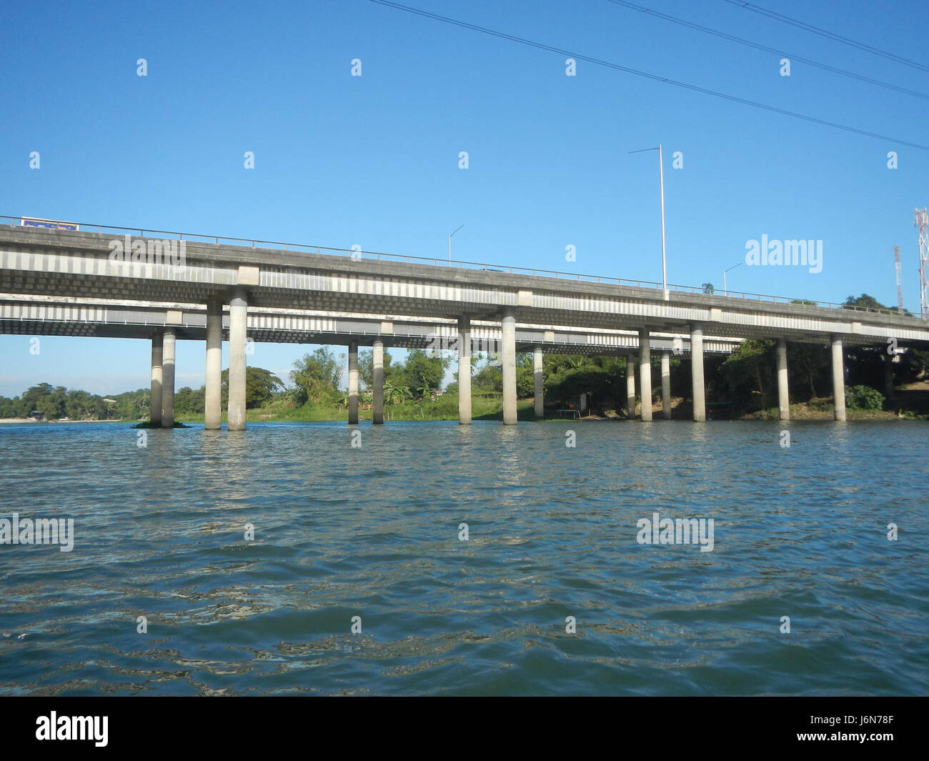 Le projet de construction du Riprap sur les rives du Pulilan Plaridel vise à stabiliser les rives du Viaduc de Candaba à Bulacan. Il implique la mise en place de matériaux de riprap pour prévenir l'érosion et améliorer la durabilité des berges, assurant la sécurité à long terme de la zone. Banque D'Images