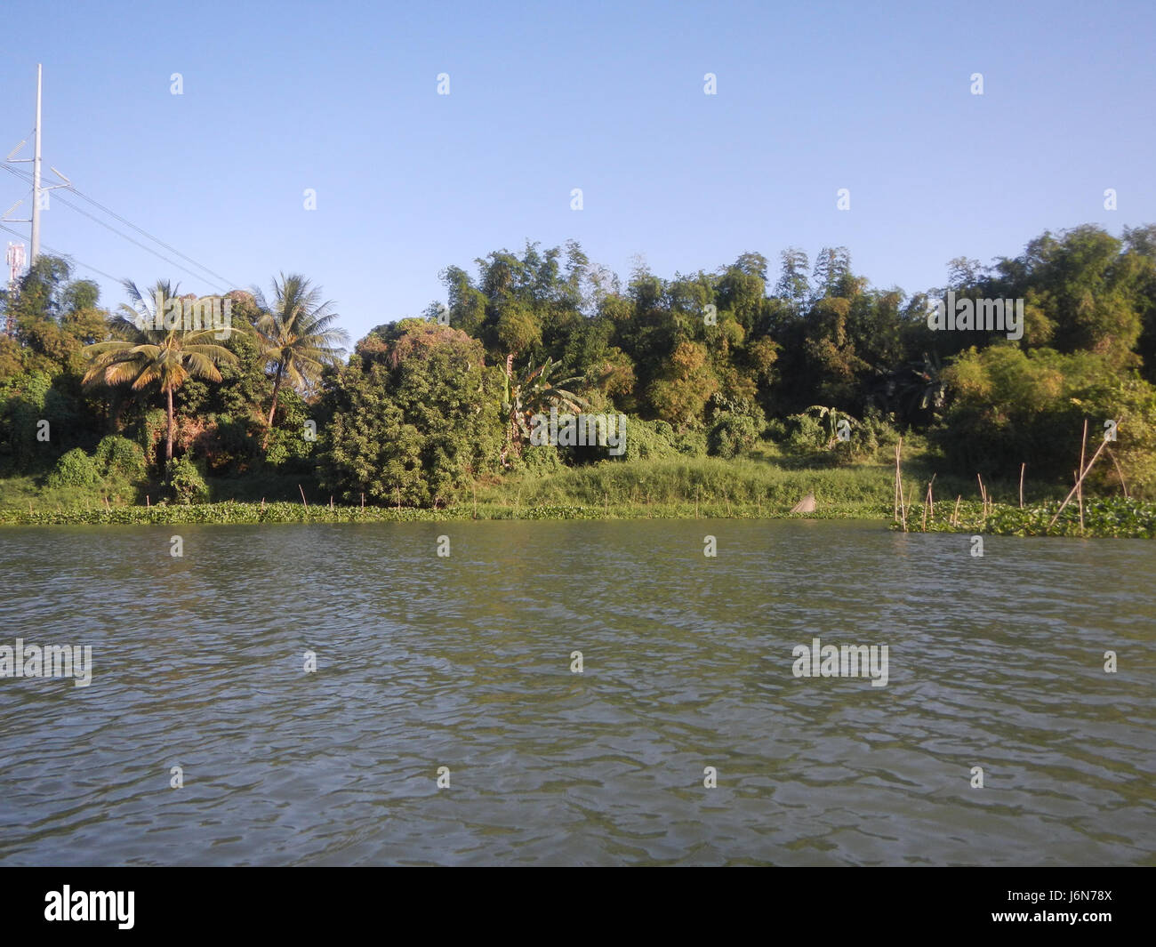 Un projet de construction pour Riprap le long des berges de Pulilan Plaridel à Bulacan. Le projet fait partie du développement du viaduc de Candaba, qui vise à renforcer les berges et à améliorer les infrastructures dans la région. Banque D'Images
