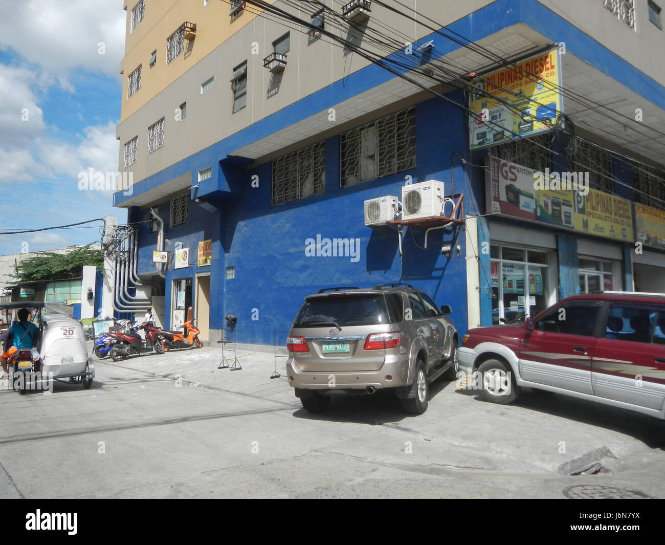 Cette image fait référence à une section de la route circonférentielle de Caloocan cityÂ€™s, une route importante dans la région métropolitaine. Il met en lumière le développement des infrastructures et son rôle dans l’amélioration des transports au sein de la ville. Banque D'Images