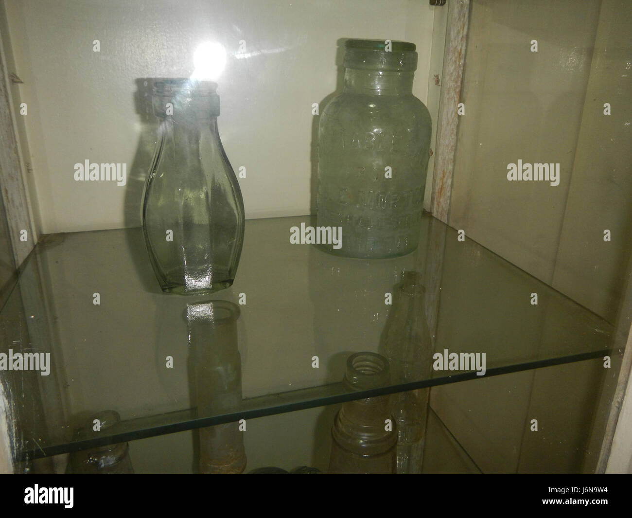 Photographie du Musée Escolta situé dans le Calvo Building, Binondo, Manille, présentant des objets de la vieille Manille, y compris des bouteilles vintage, des photographies et des publicités. Banque D'Images