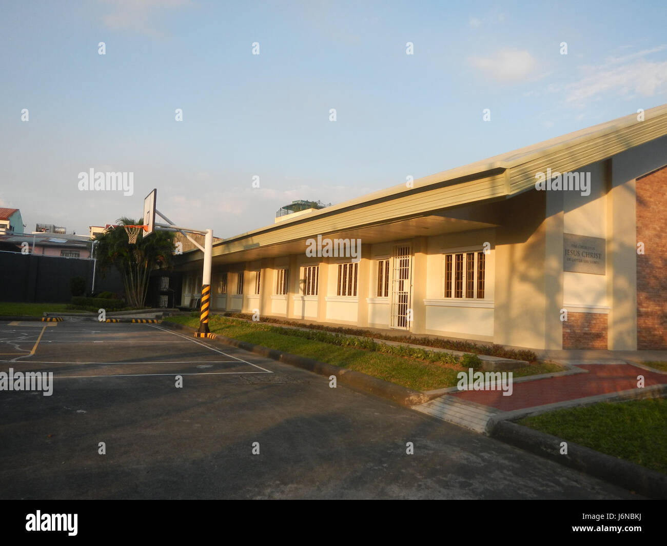 Cette image représente le paysage urbain de Balut, Tondo, Manille, avec divers bâtiments tels que des collèges et des églises le long du boulevard Northbay, mettant en valeur le développement et l'infrastructure du areaâ€™s. Banque D'Images
