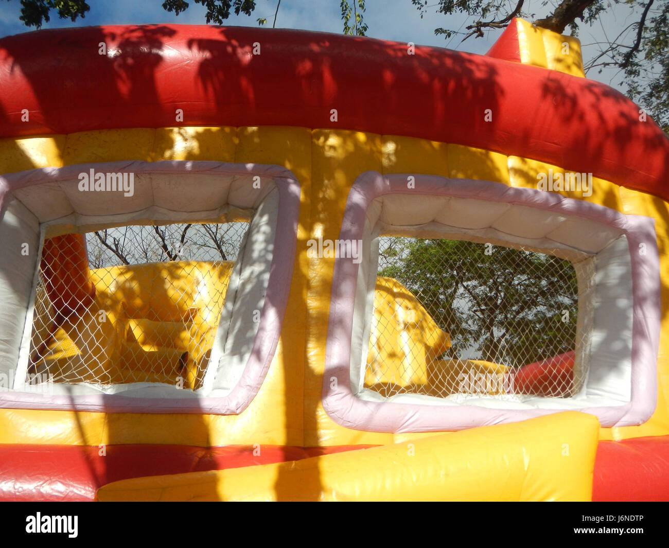 La célébration du « 25e anniversaire de Jollitown » au parc Glorieta à Baliuag, Bulacan, a commémoré le jalon de la marque Jollibee, avec des événements, des activités et un engagement communautaire, reflétant sa popularité et son importance culturelle aux Philippines. Banque D'Images