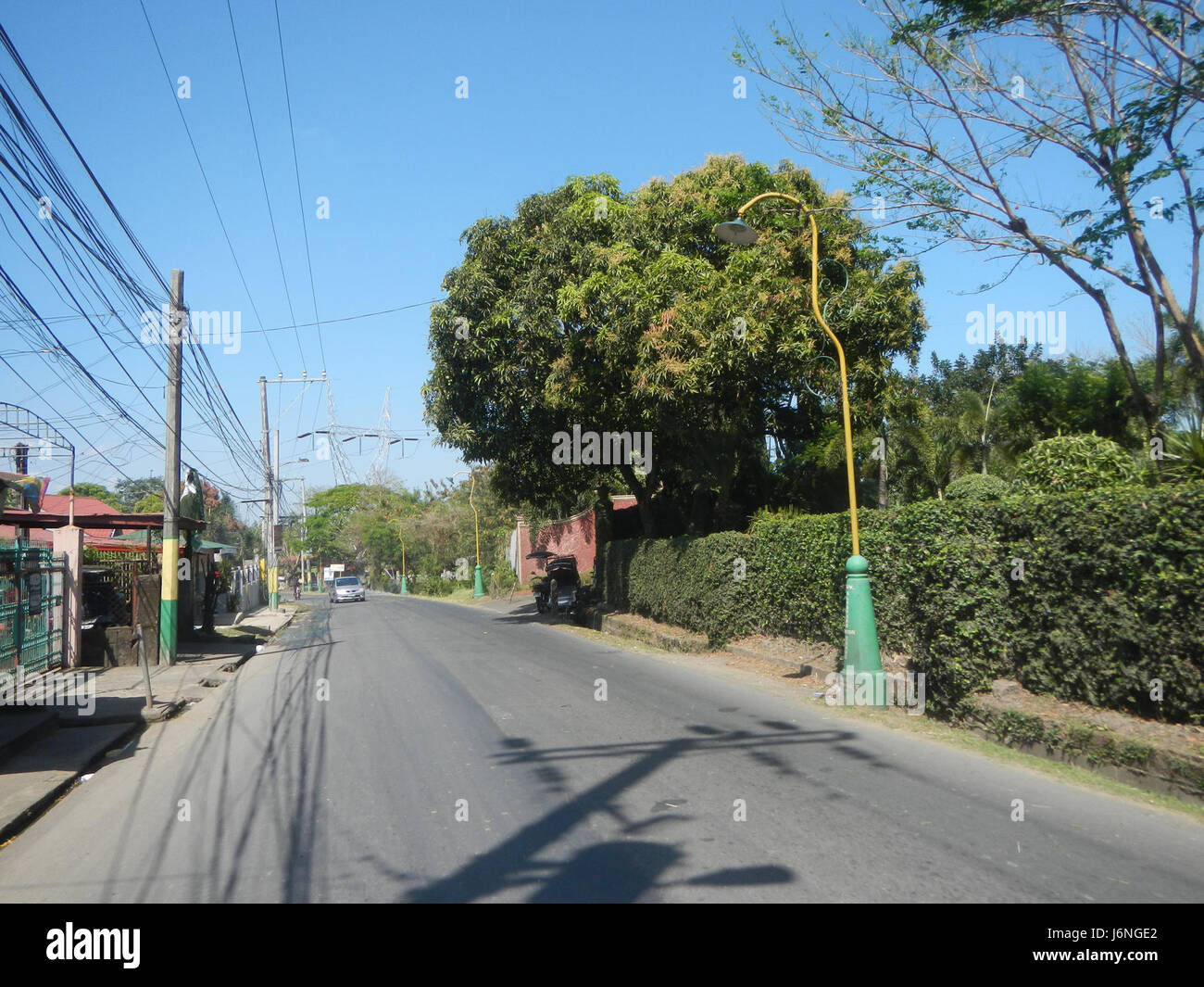 Ce titre fait référence à un projet de construction sur une route dans la région de Poblacion à San Roque, Pandi, Bulacan, Philippines. Il met en lumière le développement des infrastructures dans la région, en améliorant éventuellement les voies de transport et l'accès local à diverses destinations. Banque D'Images