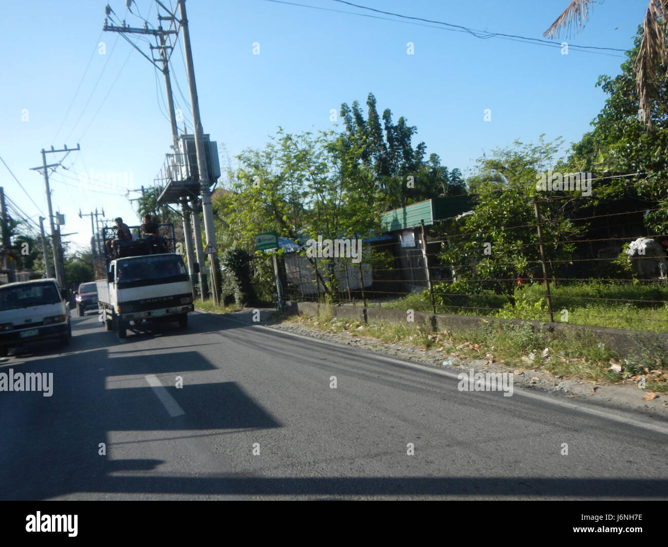 Le titre fait référence à l'emplacement de l'avenue Fortunato Halili à San Gabriel, Santa Maria, Bulacan, et sa connexion à la route municipale agricole 28. Cette zone fait partie du développement de l'infrastructure à Santa Maria visant à améliorer l'accessibilité locale et les transports. Banque D'Images