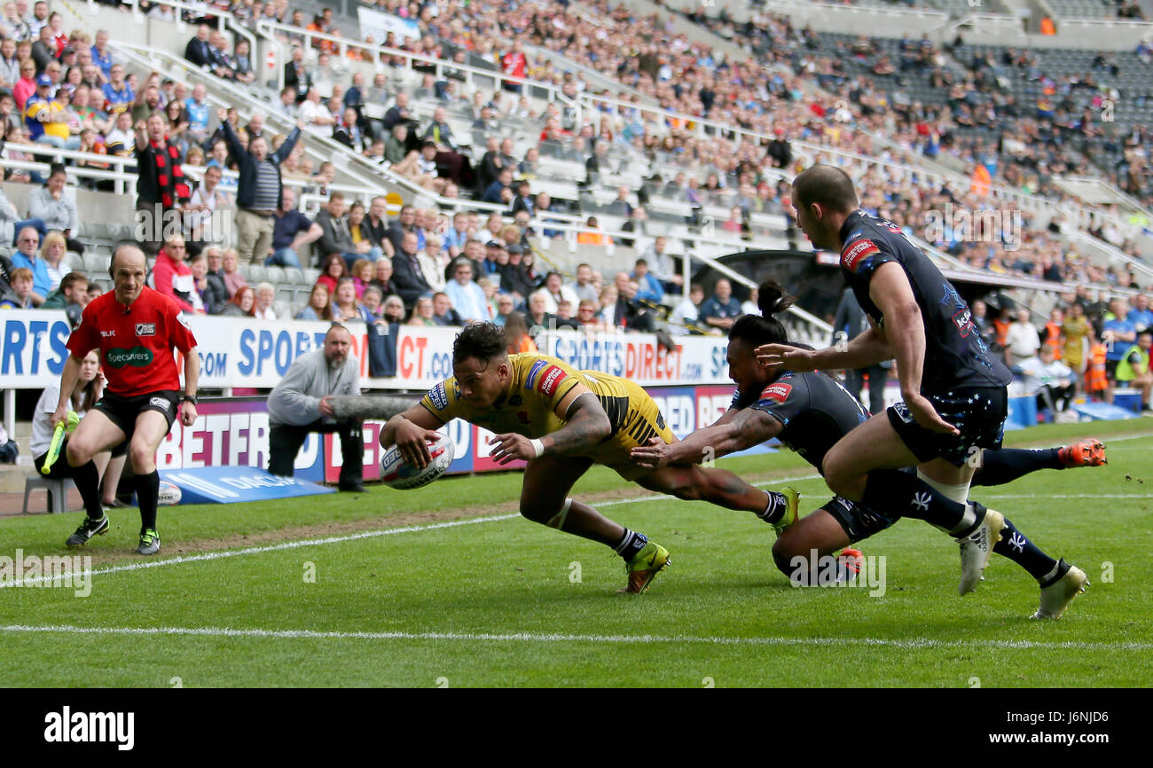 Salford Reds' Greg Johnson marque un essai au cours de la deuxième journée de la Super League Betfred Magic Week-end à St James' Park, Newcastle. Banque D'Images