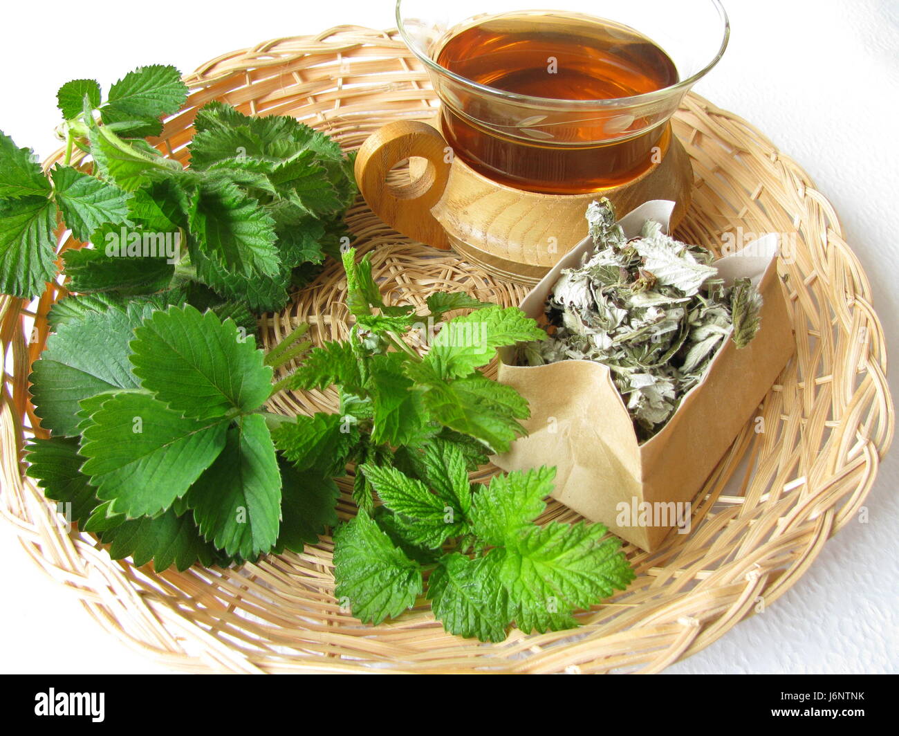 Чай с листьями земляники. Чай из земляники. Чай с земляничным листом. Чай с земляникой. Чай с листьями земляники.