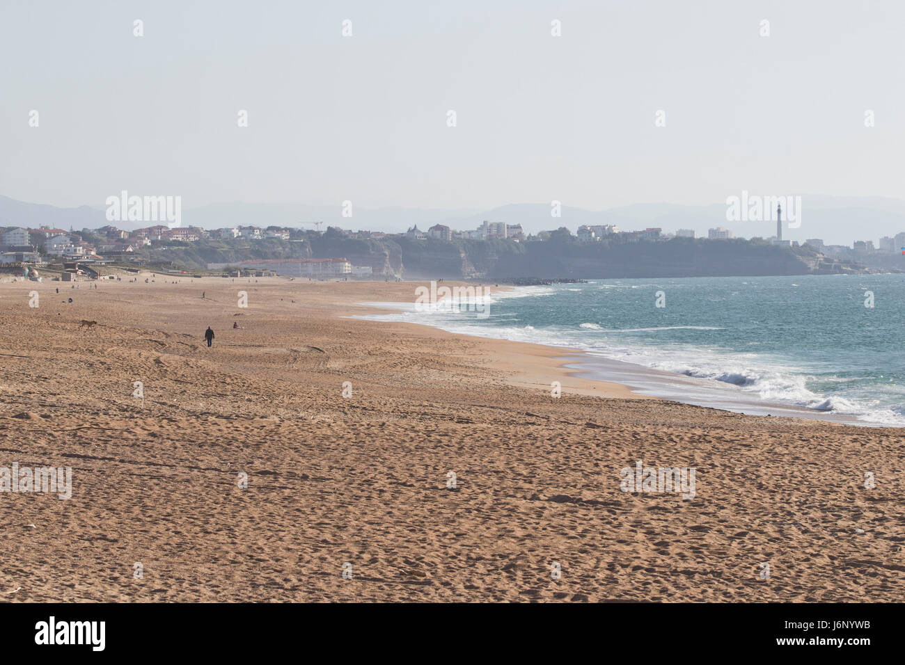 Vue grand angle d'une grande plage avec certaines personnes bénéficiant d'une journée ensoleillée (Angle, France). Banque D'Images