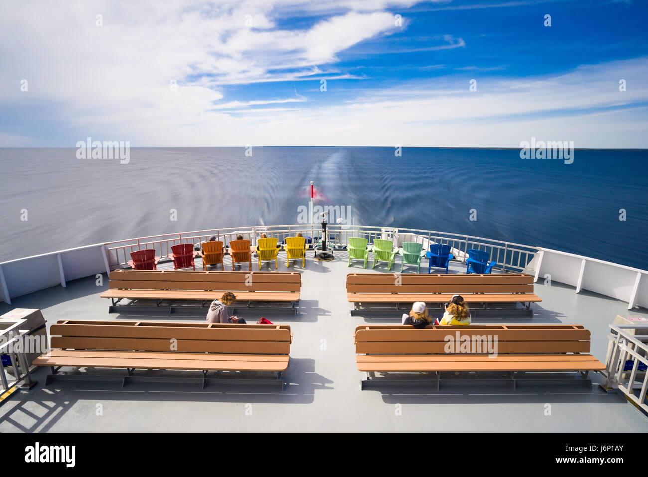 Une longue exposition à la lumière du jour de l'extérieur de l'arrière du traversier Chi-Cheemaun avec passagers assis comme il traverse le lac Huron de South Baymouth à Tobermory Banque D'Images