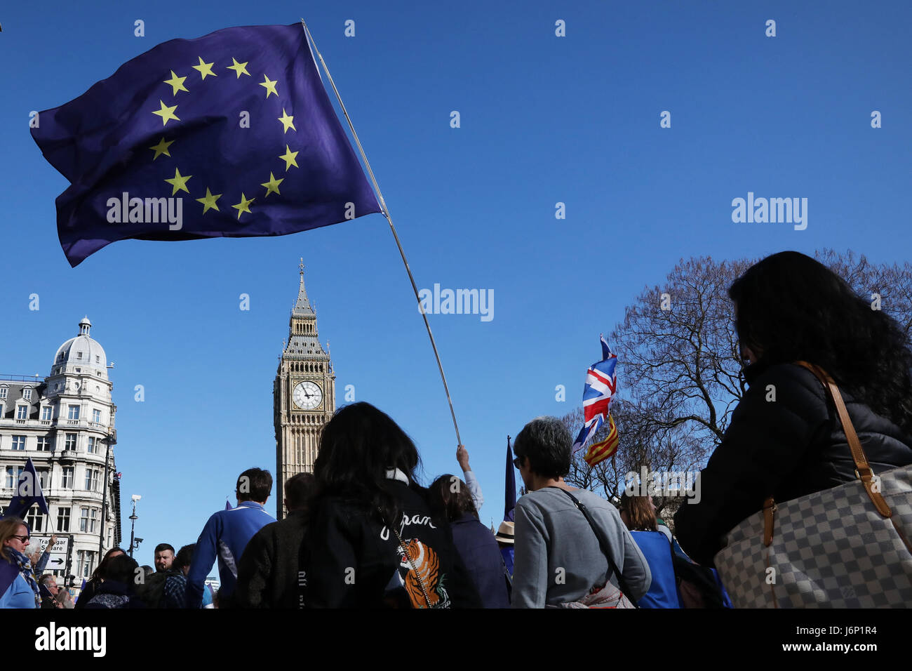 Londres, Royaume-Uni. Mar 25, 2017. Des dizaines de milliers d'Européens de mars Park Lane à la place du Parlement . Banque D'Images