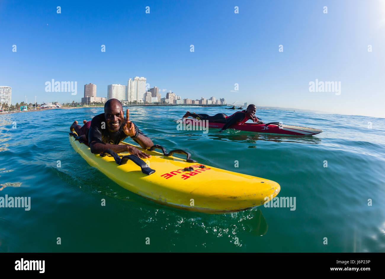 Sur le sauvetage de sauveteurs surf paddle skis l'action de l'eau Gros plan North Beach Durban Afrique du Sud. Banque D'Images