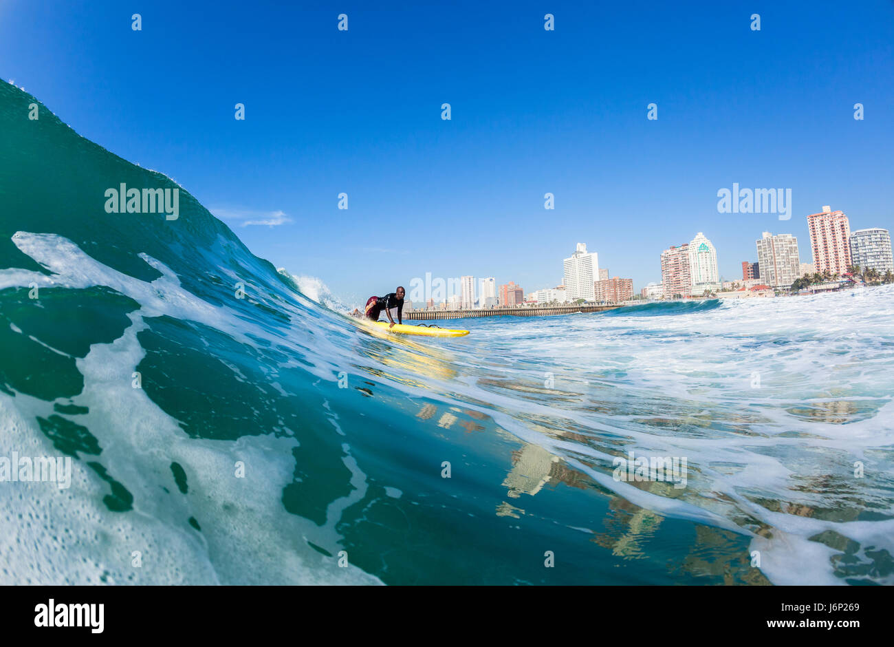 Lifeguard surf sur le sauvetage de l'eau Gros plan ski paddle action North Beach Durban Afrique du Sud. Banque D'Images