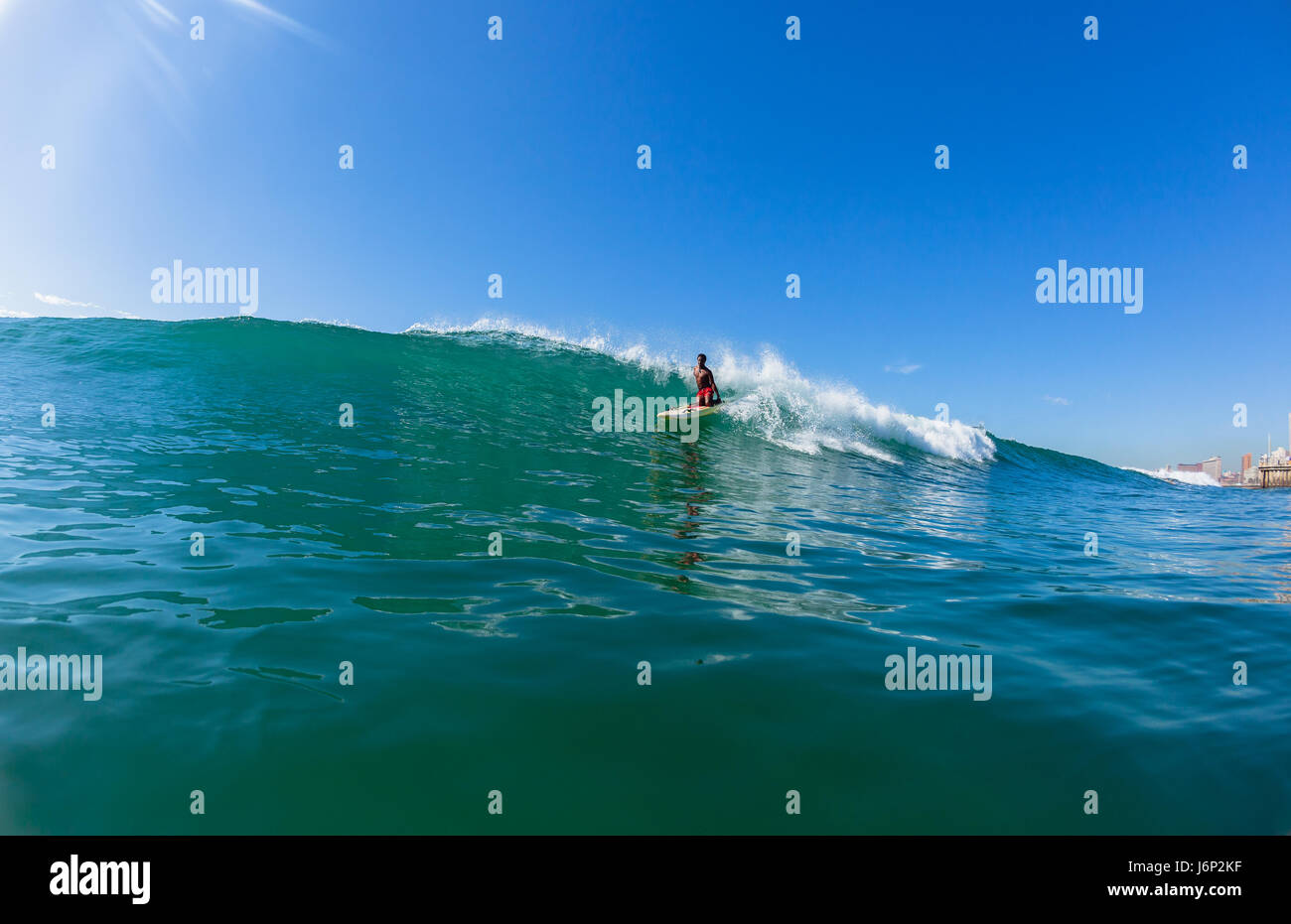 Lifeguard surf sur le sauvetage de l'eau Gros plan ski paddle action North Beach Durban Afrique du Sud. Banque D'Images