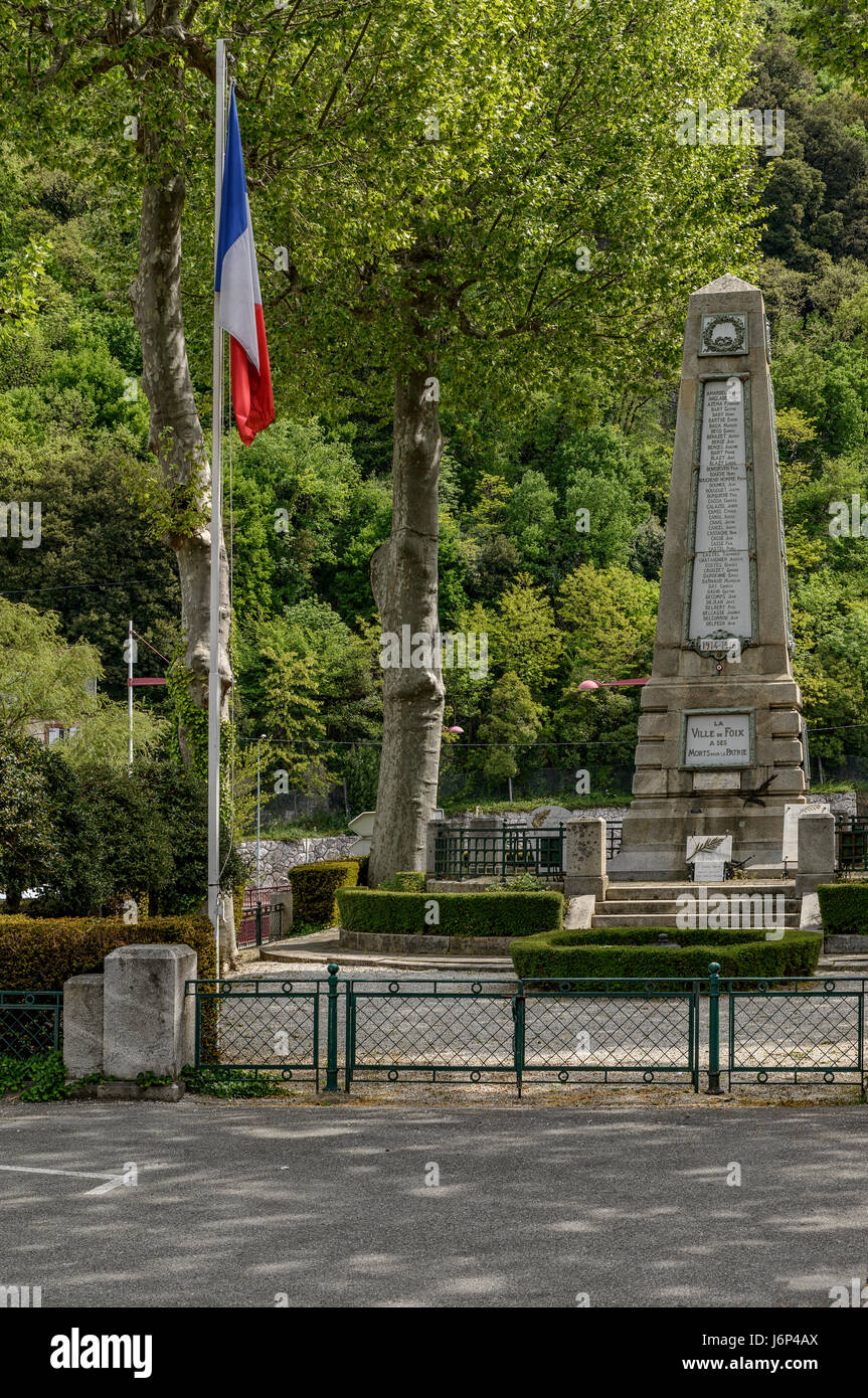 Monument aux morts de la guerre de 1914-1918, la Grande Guerre ou Première Guerre mondiale dans le village de Foix, France, Europe Banque D'Images