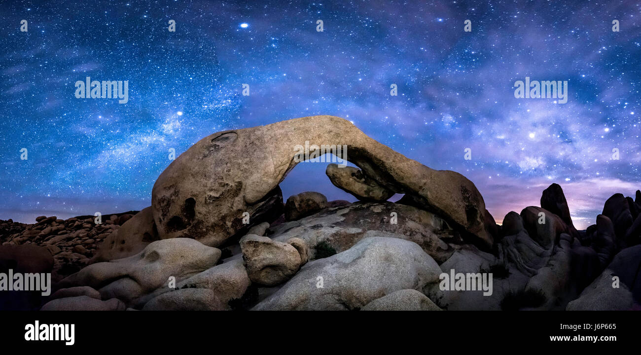 La Voie lactée, se sont formées au cours de Joshua Tree's Arch Rock. C'est un point de vue panoramique nécessitant huit images cousues pour obtenir une vue à 180 degrés. Banque D'Images