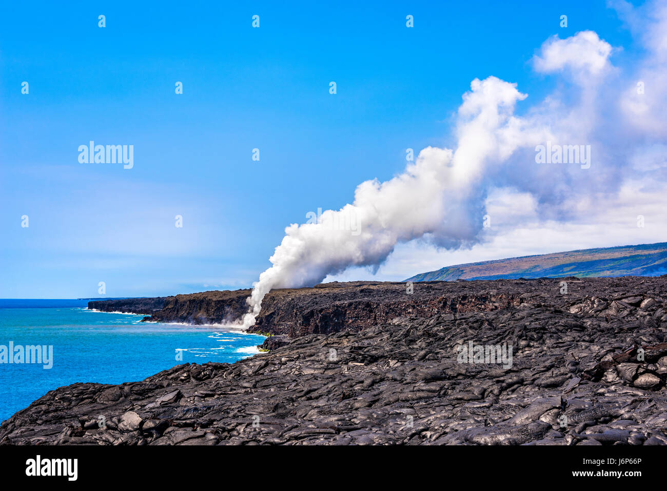 La coulée de lave du volcan Kilauea envoie 2 000 degrés au moyen d'un tube de lave magma que les déversements dans l'océan, provoquant un immense panache de vapeur toxique pour augmenter haut j Banque D'Images
