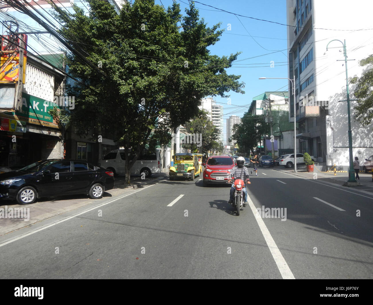 Photographie de l'avenue J.P. Rizal, une artère importante dans les quartiers de Poblacion et Olympia de la ville de Makati, soulignant le paysage urbain et l'infrastructure de la région. Banque D'Images