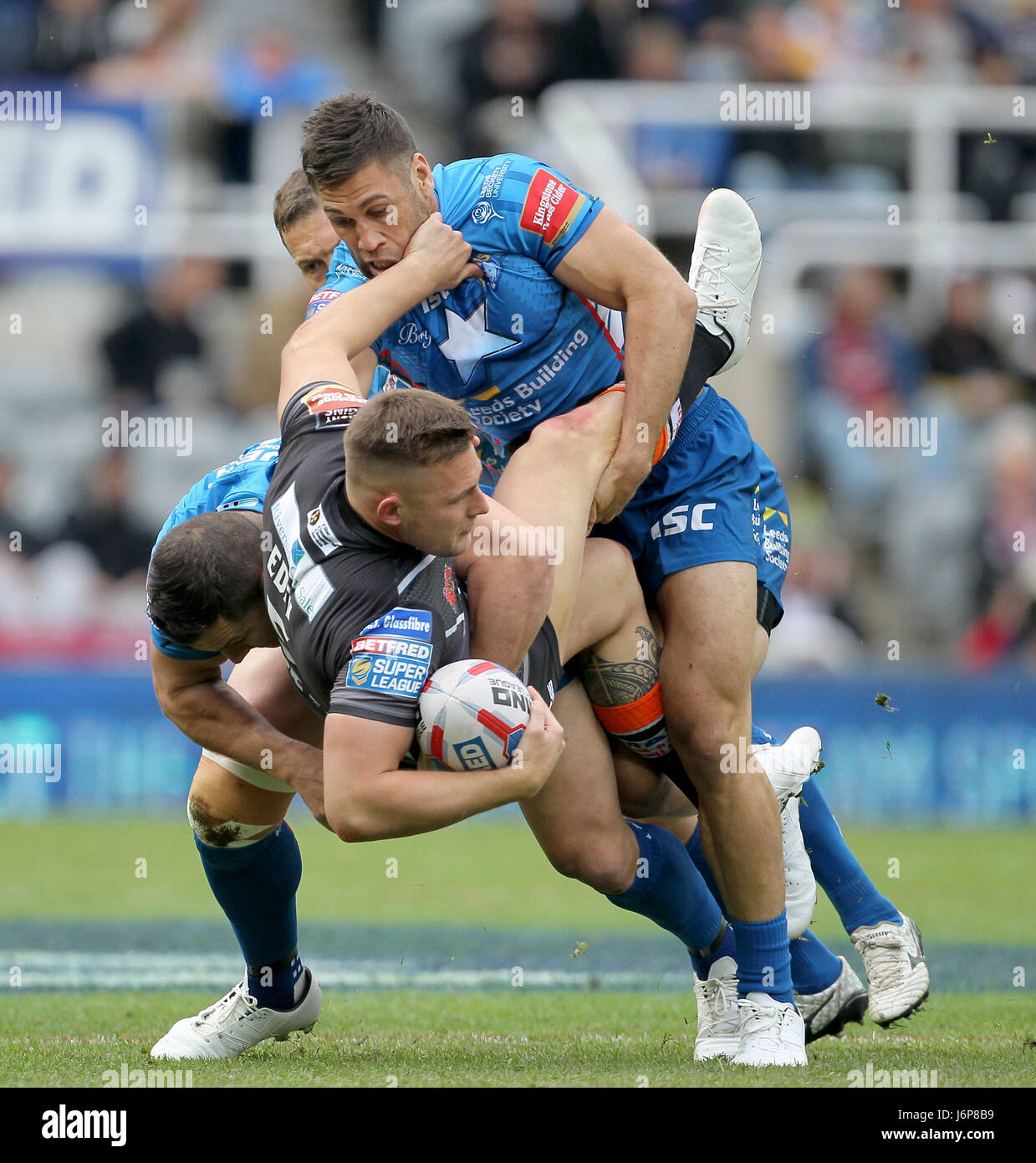 Castleford Tigers' Greg Eden est abordé au cours de la deuxième journée de la Super League Betfred Magic Week-end à St James' Park, Newcastle. Banque D'Images