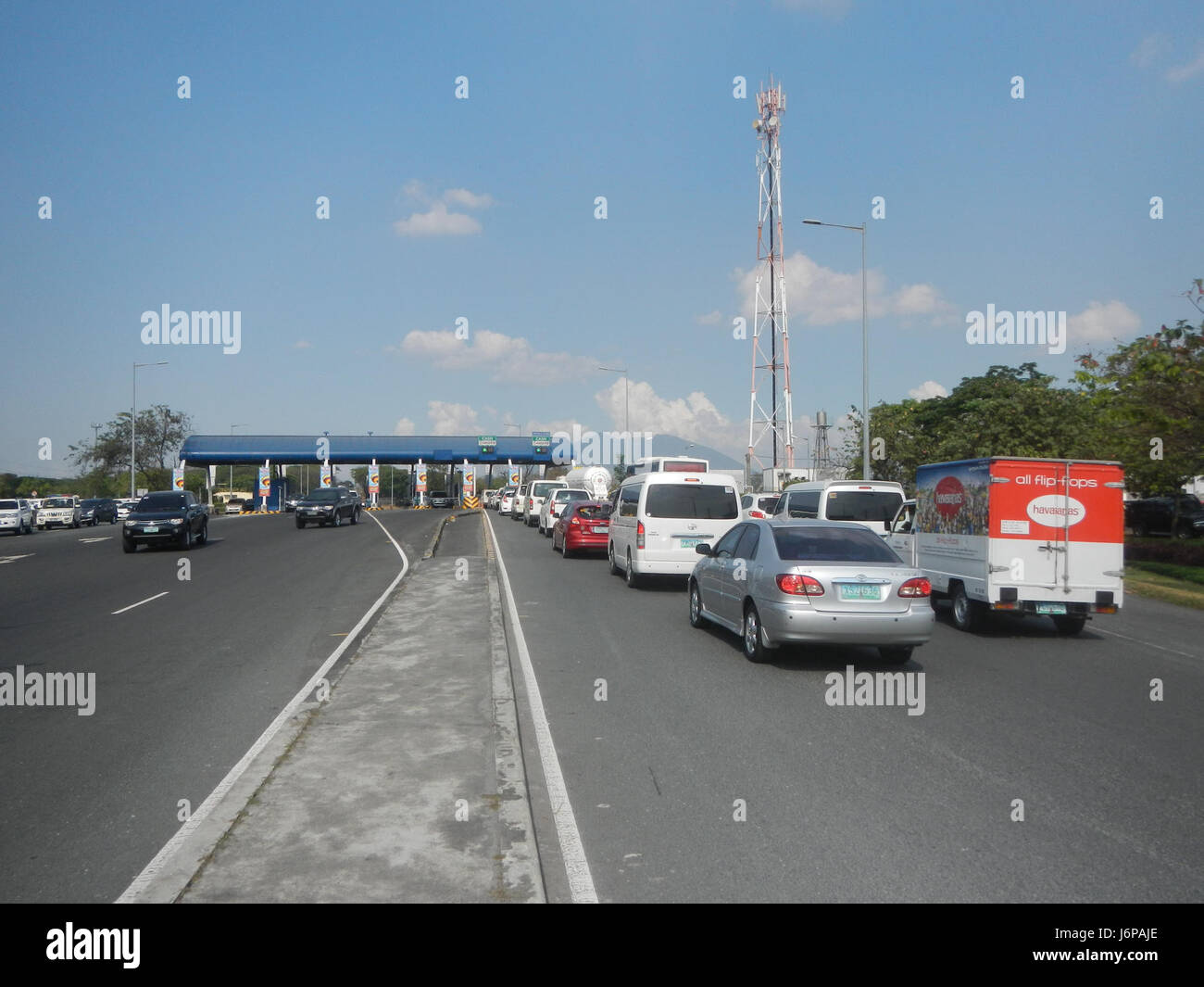 Une image capturant l'échangeur de trompette Angeles Exit près de Pulung Maragul Circle à Pampanga, Philippines, montrant l'infrastructure de la région et le flux de trafic. Banque D'Images