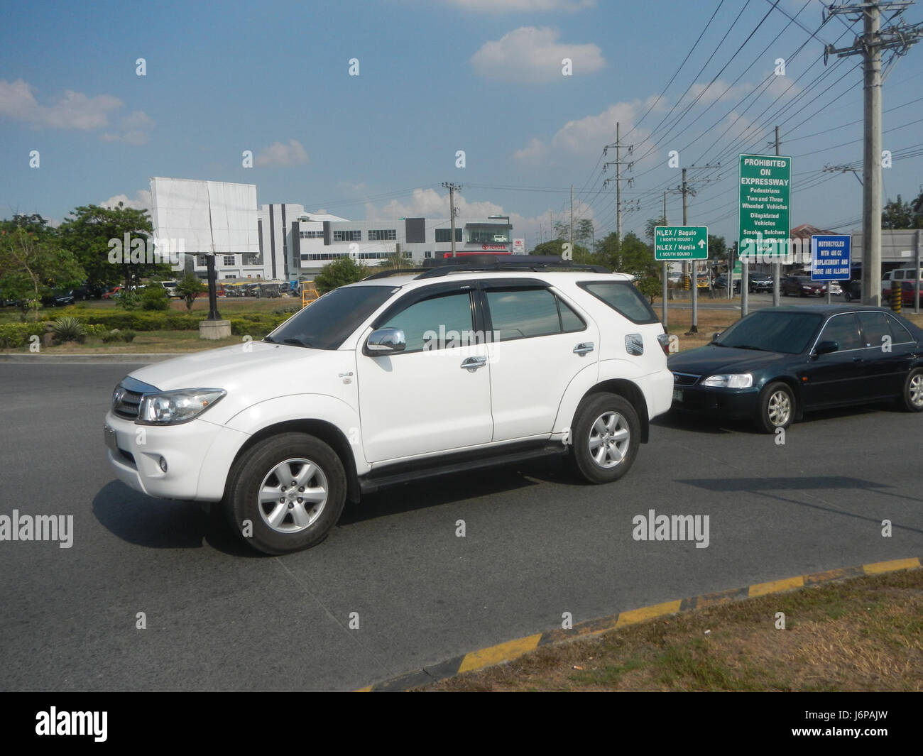 L'échangeur de trompette Angeles Exit est un carrefour majeur à Pampanga, aux Philippines, facilitant la circulation des véhicules entre l'autoroute Subic-Clark-Tarlac et l'autoroute MacArthur. Située près du cercle Pulung Maragul, elle joue un rôle crucial dans le transport et le commerce régionaux. Banque D'Images