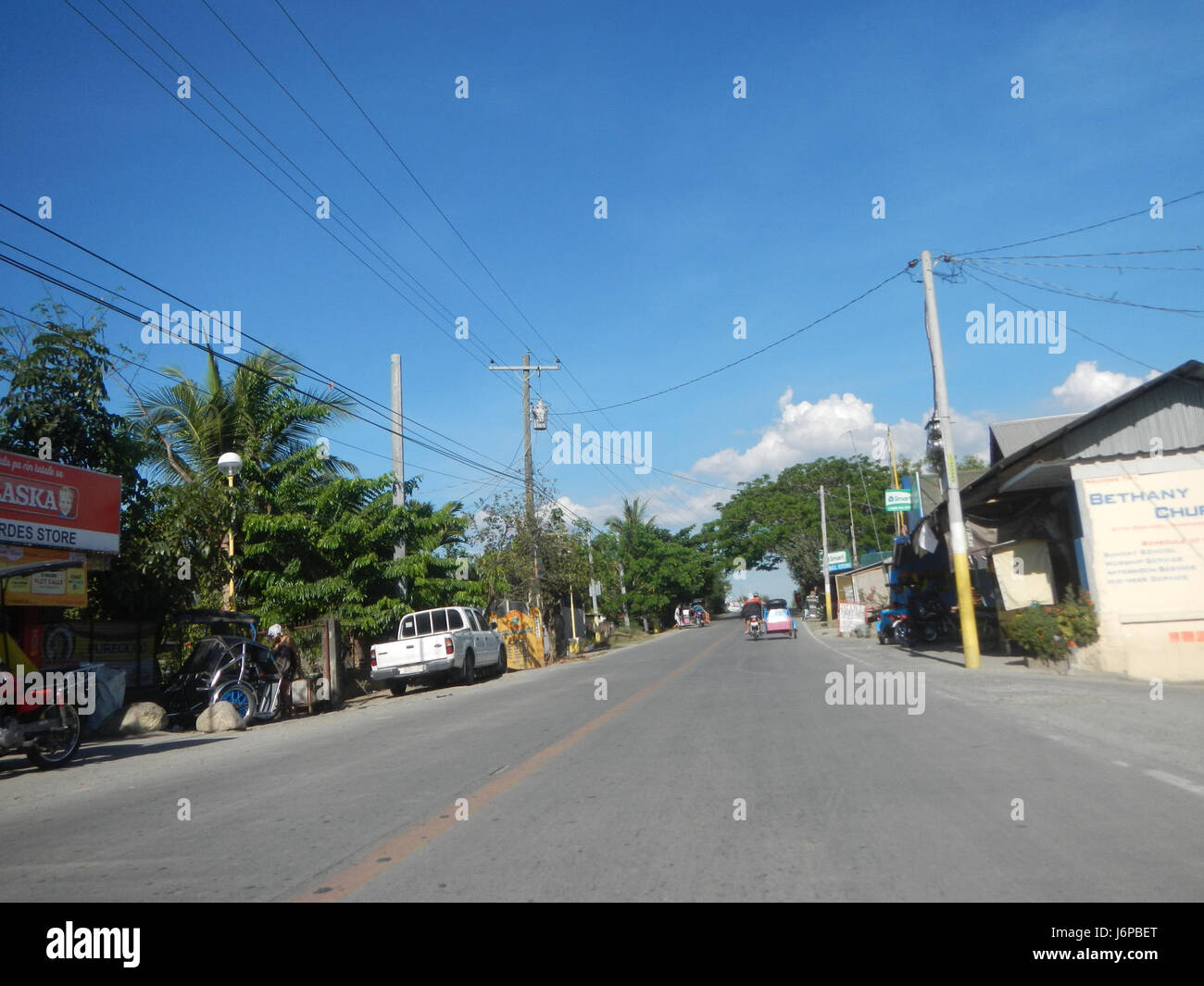Cette image montre la route nationale Candaba Santa Ana, située à Pampanga. La route comporte un ponceau borgne sur la section Pasig Pansul, un élément d'infrastructure important pour le drainage local et la construction de routes. Banque D'Images