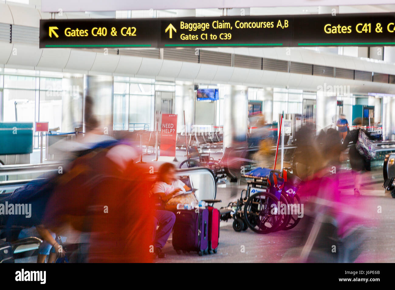 Tumulte entre les bornes à l'aéroport de Denver, Colorado, États-Unis Banque D'Images