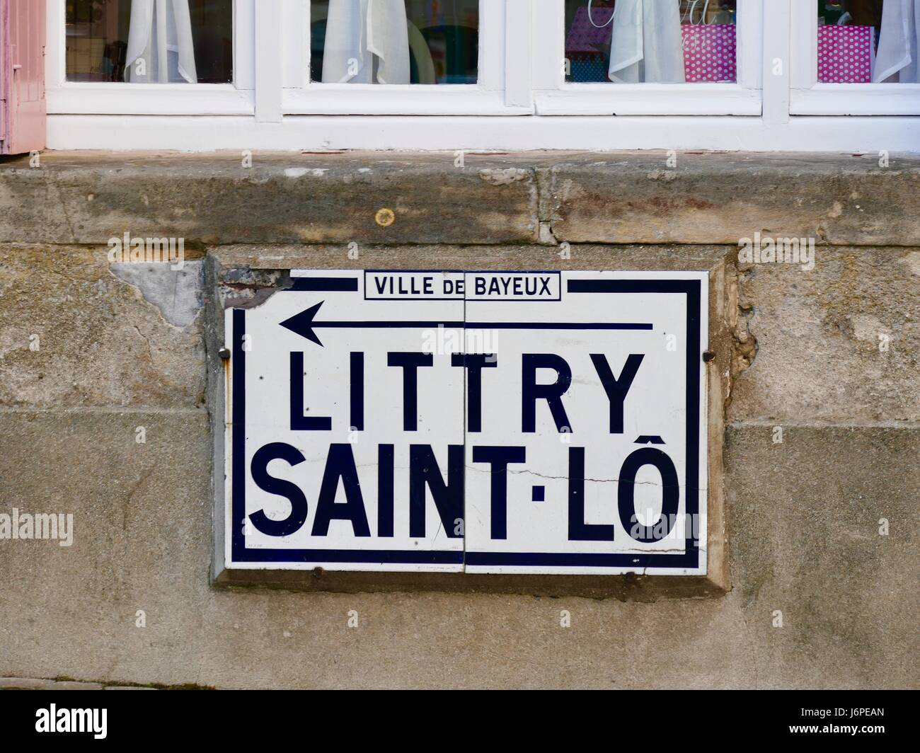 Trouville sur Mer, Saint-Lo, Ville de Bayeux, des panneaux placés sur le mur. Bayeux, France. Banque D'Images