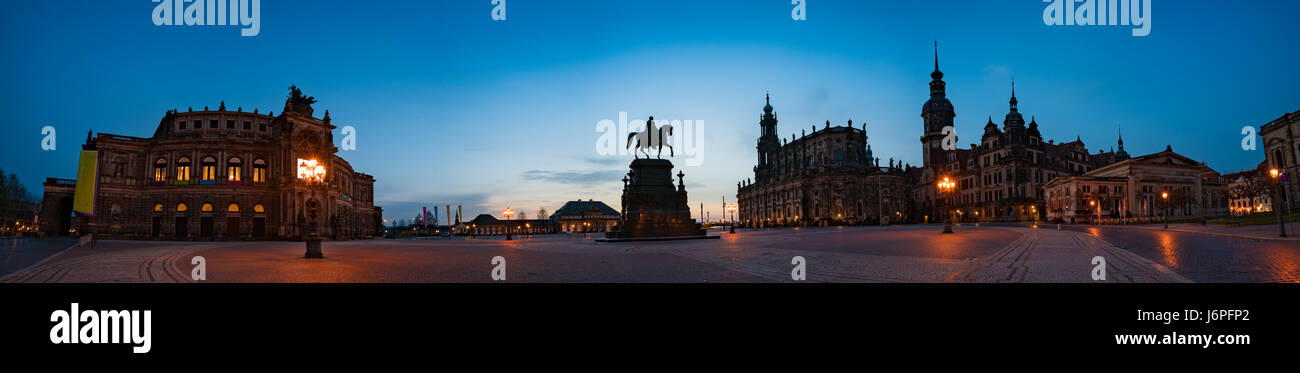 Nuit panorama du théâtre de Dresde Palace et la sculpture du Roi Johann Banque D'Images