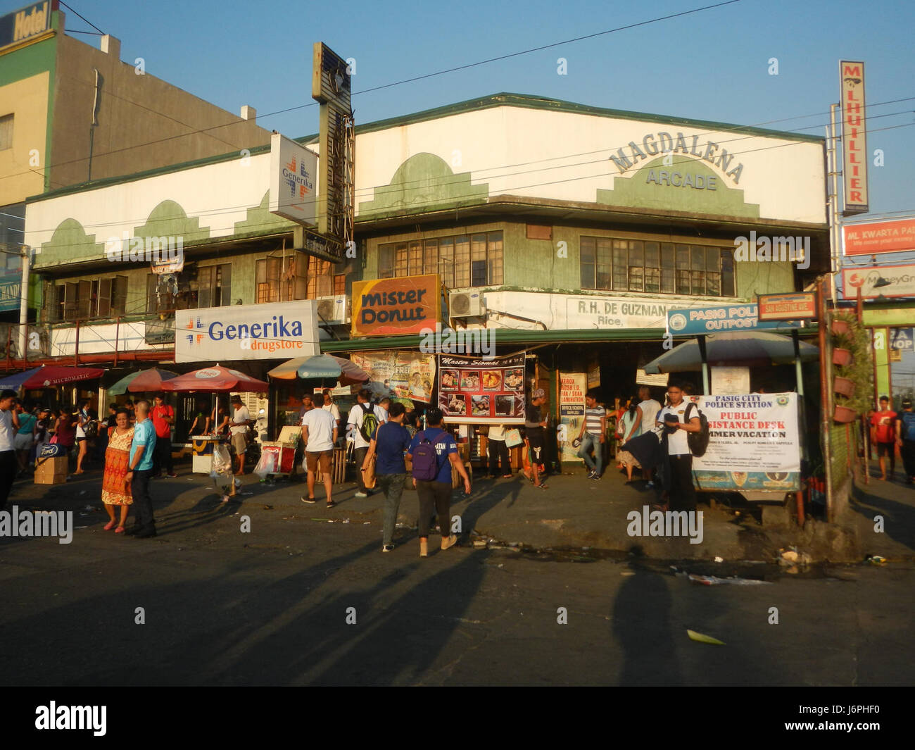 Une image de Urbano Velasco Market Avenue, une rue animée dans le quartier Malinao de la ville de Pasig, avec un marché animé et un commerce local dynamique. Banque D'Images
