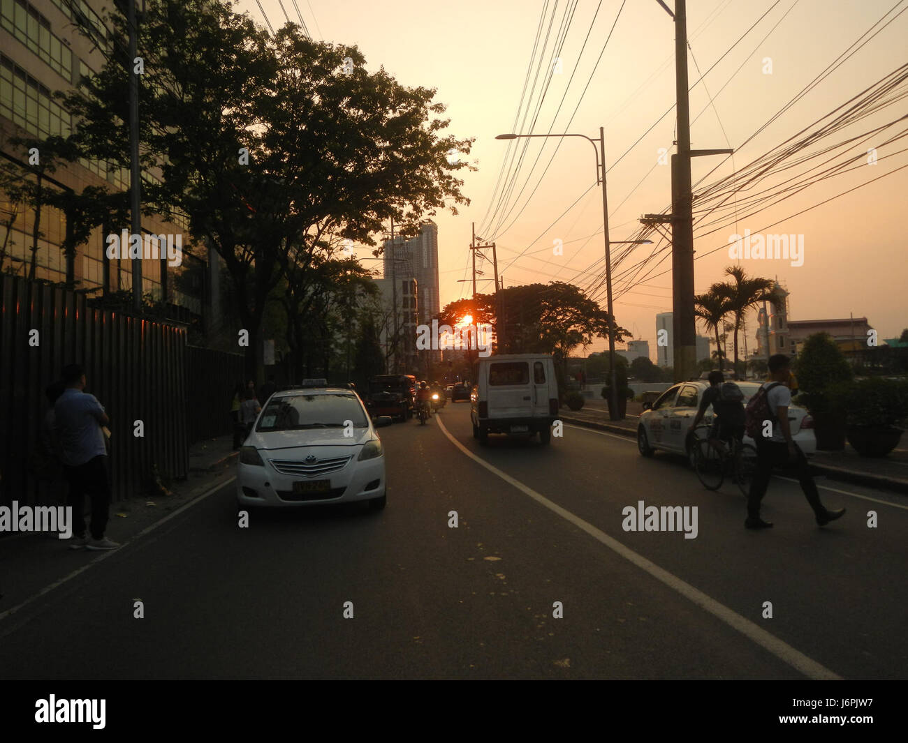 Le Century City Mall de Makati City offre un emplacement de choix pour le shopping et le divertissement, avec des vues pittoresques sur les couchers de soleil sur les gratte-ciel de la ville. Banque D'Images