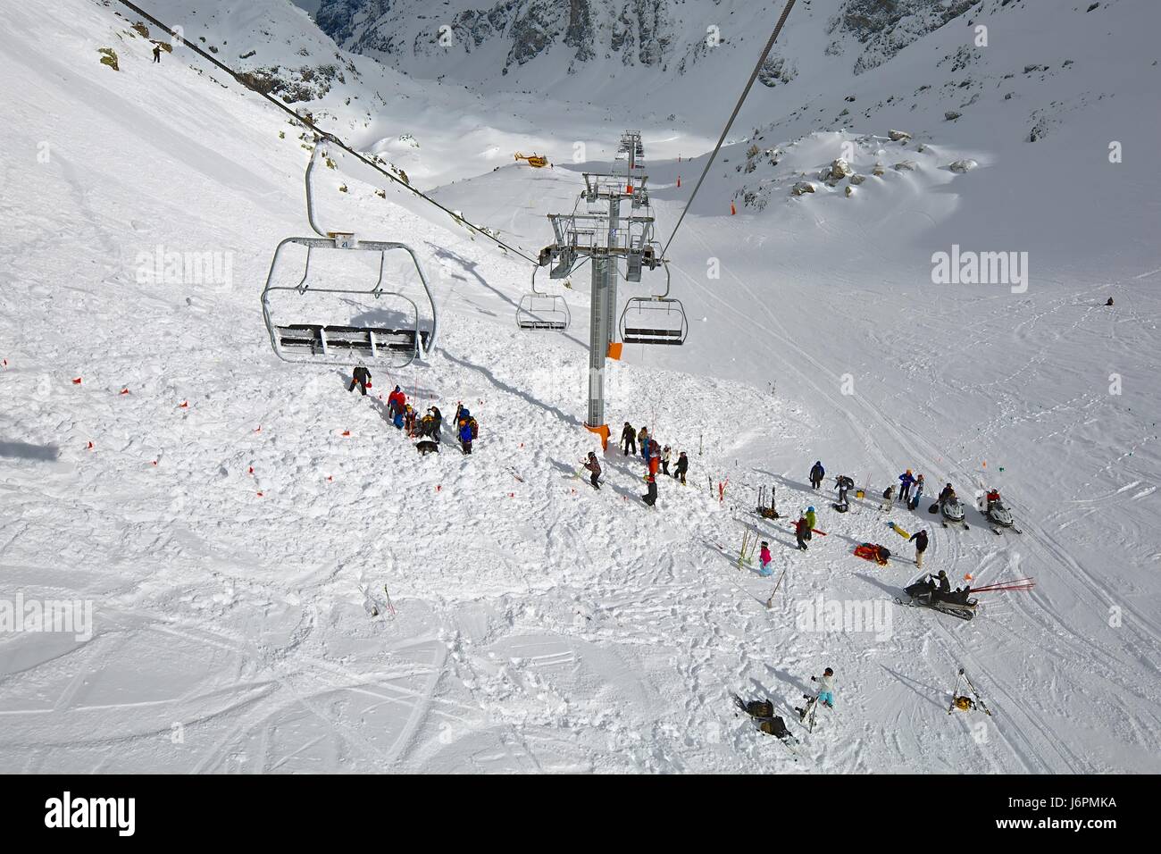 CHAMROUSSE, FRANCE - Le 27 janvier : les sauveteurs à la recherche de victimes d'avalanche après un accident le 27 janvier, 2014, à Chamrousse ski area. Banque D'Images
