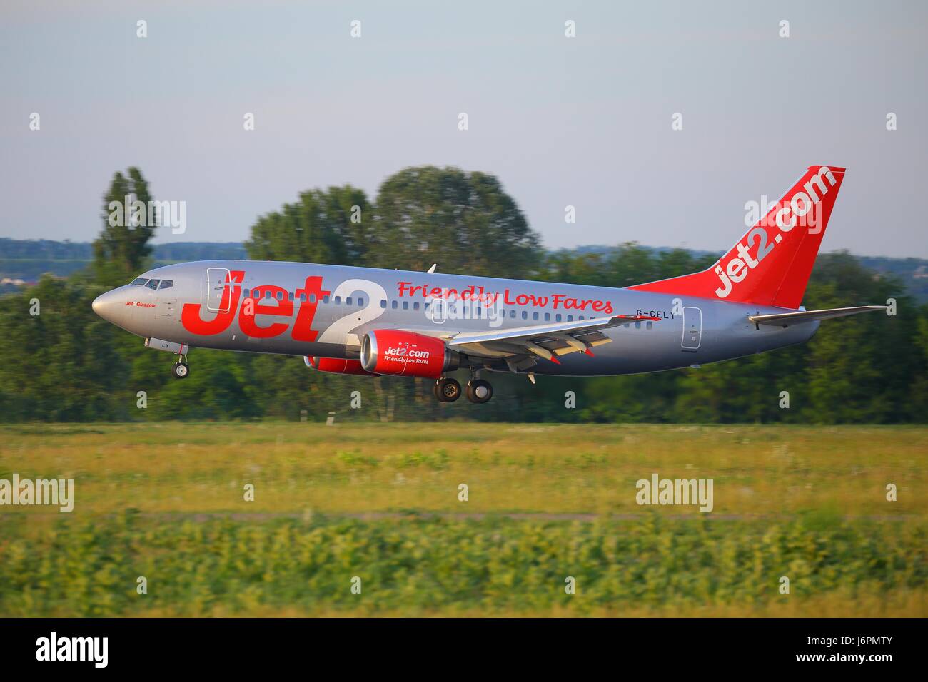 BUDAPEST, HONGRIE - le 27 mai : Avion de ligne de Jet2 à l'aéroport de Liszt Ferenc de Budapest, 27 mai 2015. Jet2.Com est compagnie low-cost basée à Leeds, Angleterre, op Banque D'Images