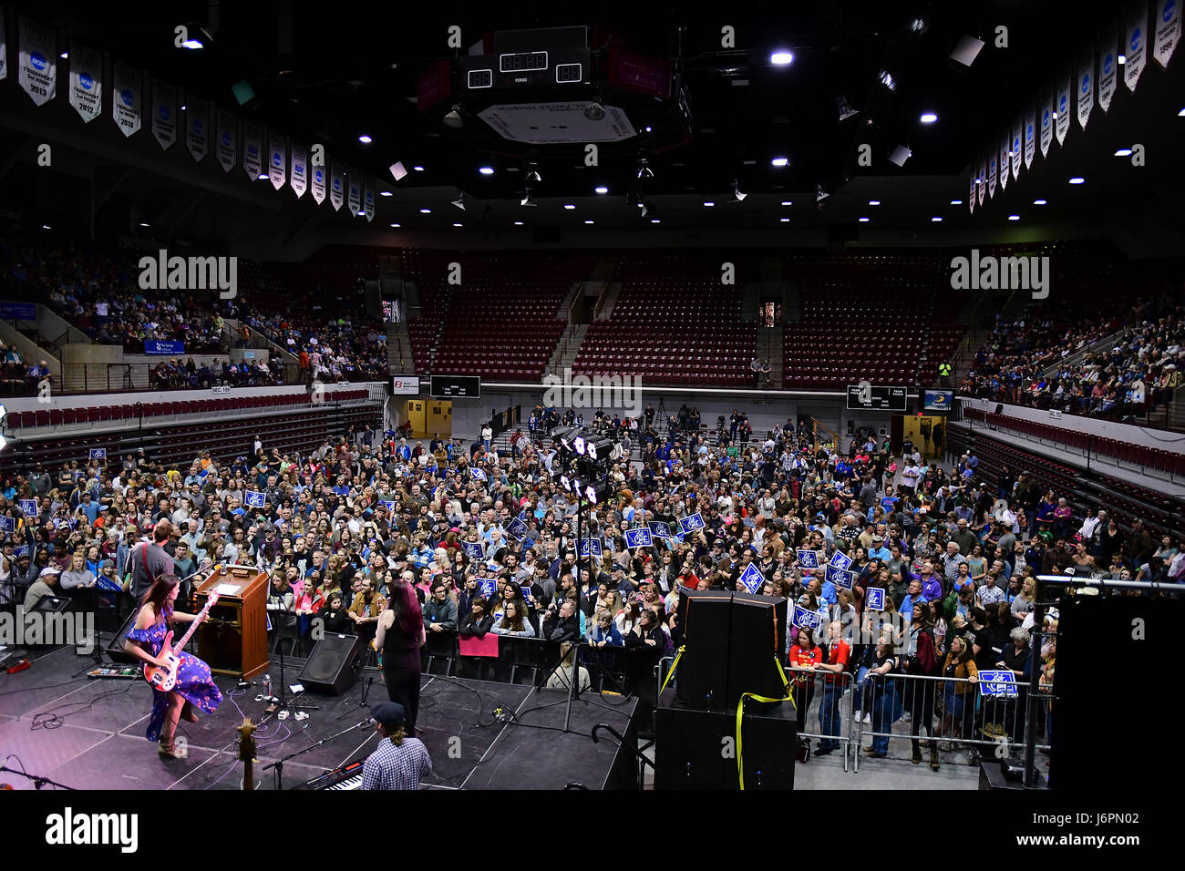 MISSOULA, Montana, USA - 20 mai 2017 : Fille de chambre candidat Rob Quist, Halladay Quist, joue avec son groupe avant 4000 personnes au 2017 Banque D'Images