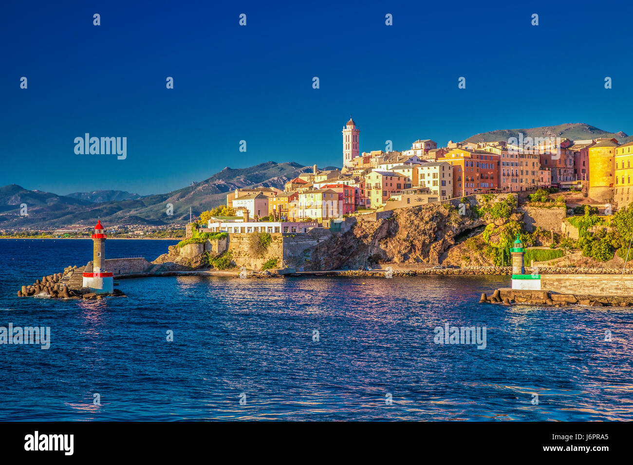 Vue de Bastia vieux centre-ville, le phare et le port. Bastia est deuxième ville de Corse, France, Europe. Banque D'Images