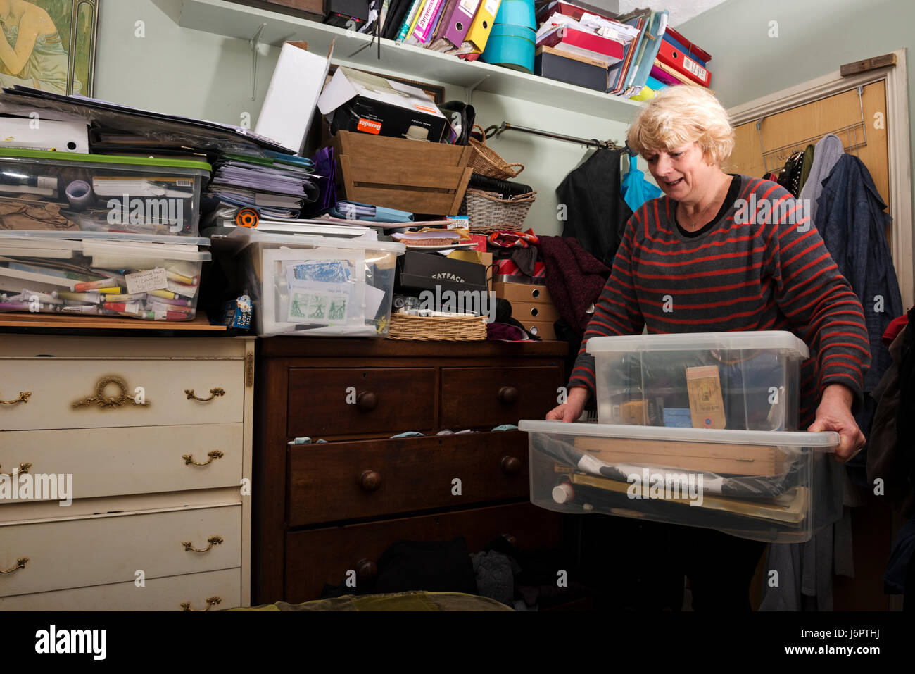 Femme dans sa chambre à coucher qui est plein d'image de fond Banque D'Images