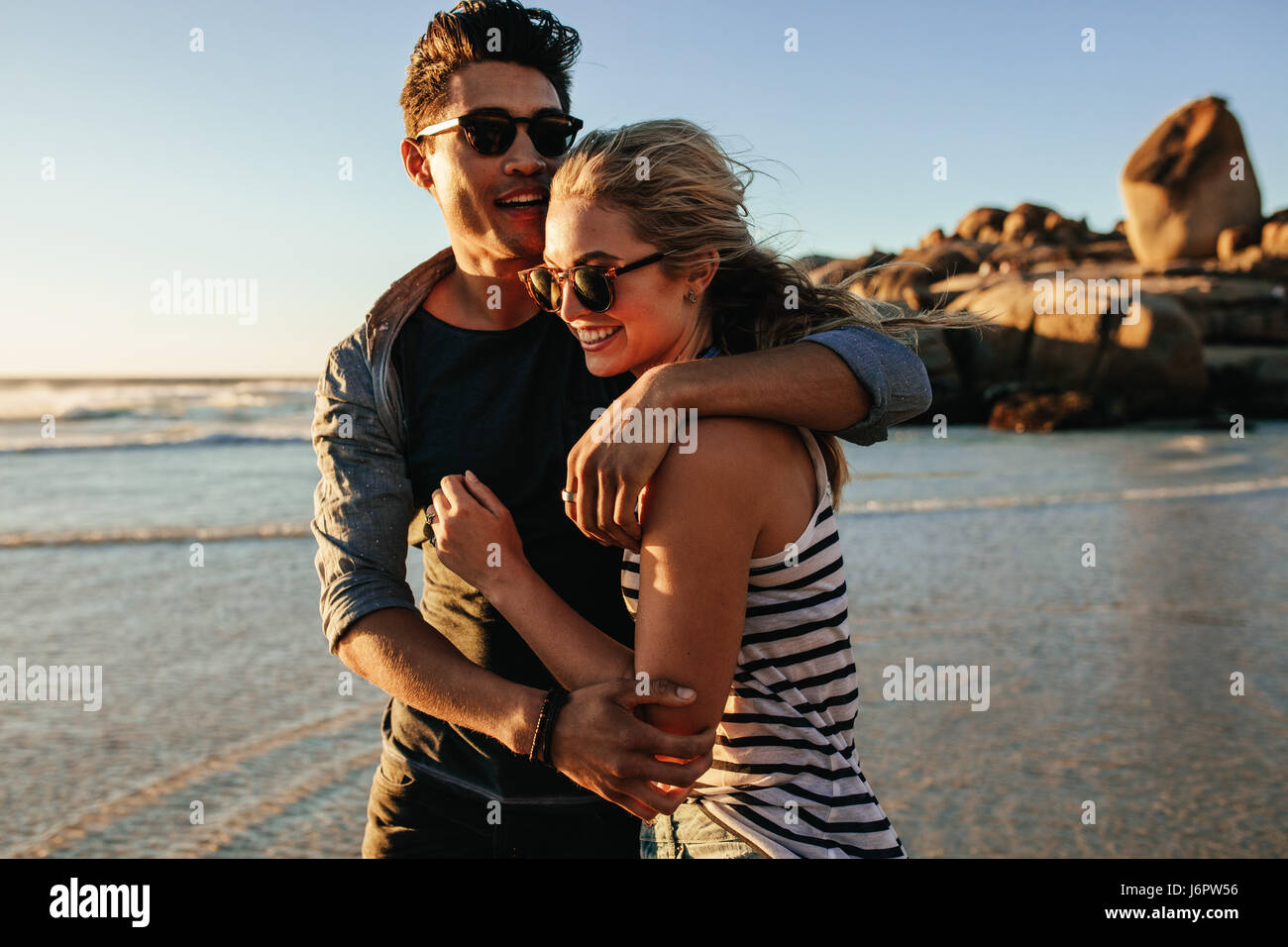 Tourné en plein air romantique de jeune couple ensemble sur la plage. Jeune homme et de la femme de l'amour sur la mer. Banque D'Images