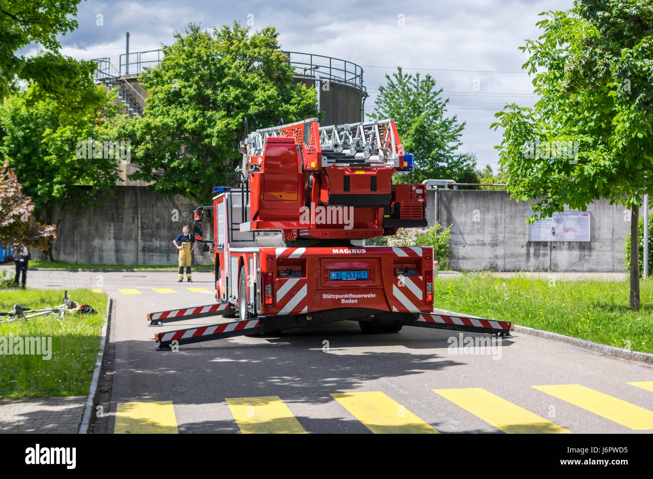 Vue arrière d'un Iveco Magirus 160E30 échelle d'un camion de pompiers Suisse. Tangons/valets étendu, mais encore de l'échelle rétractée. Banque D'Images