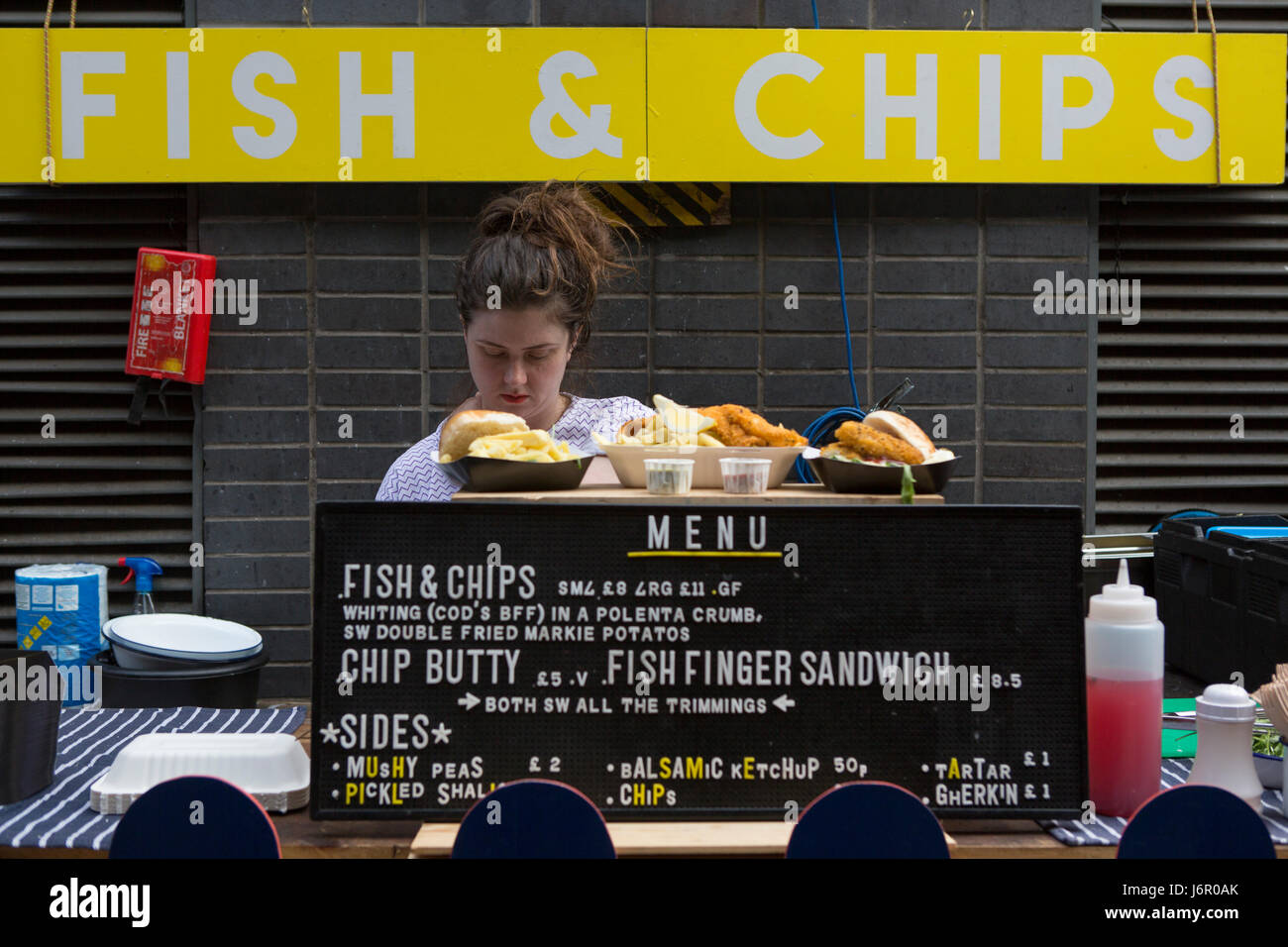 Les gens s'amuser boire ou manger des aliments au marché rue Maltby, résidence, Bermondsey, Royaume-Uni Banque D'Images