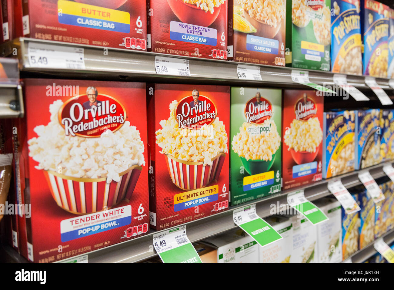 Orville Redenbacher's boîtes de maïs soufflé pour micro-ondes de marque sur une étagère de magasin d'épicerie Banque D'Images