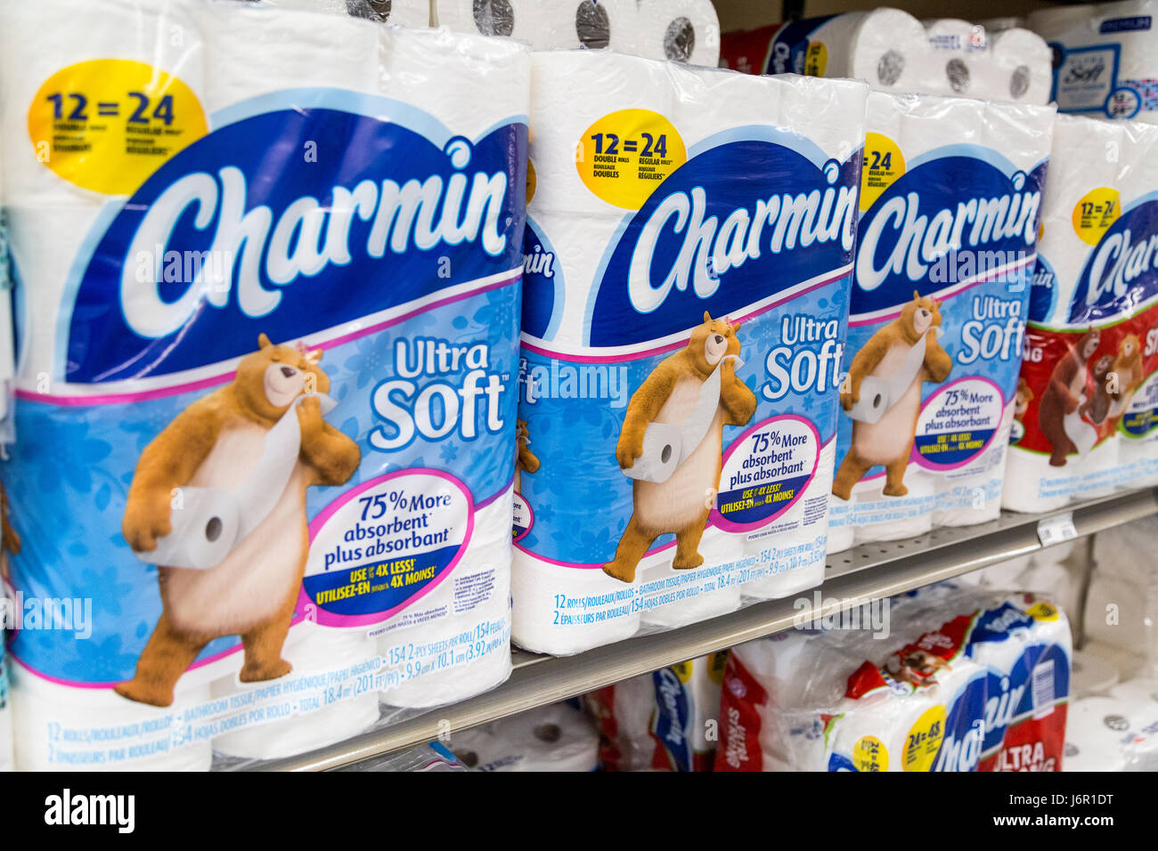 Paquets de Charmin ultra marque papier toilette doux empilés sur les  étagères des épiceries Photo Stock - Alamy