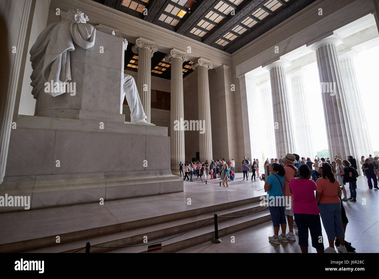 Les touristes à l'intérieur du Lincoln Memorial Washington DC USA Banque D'Images