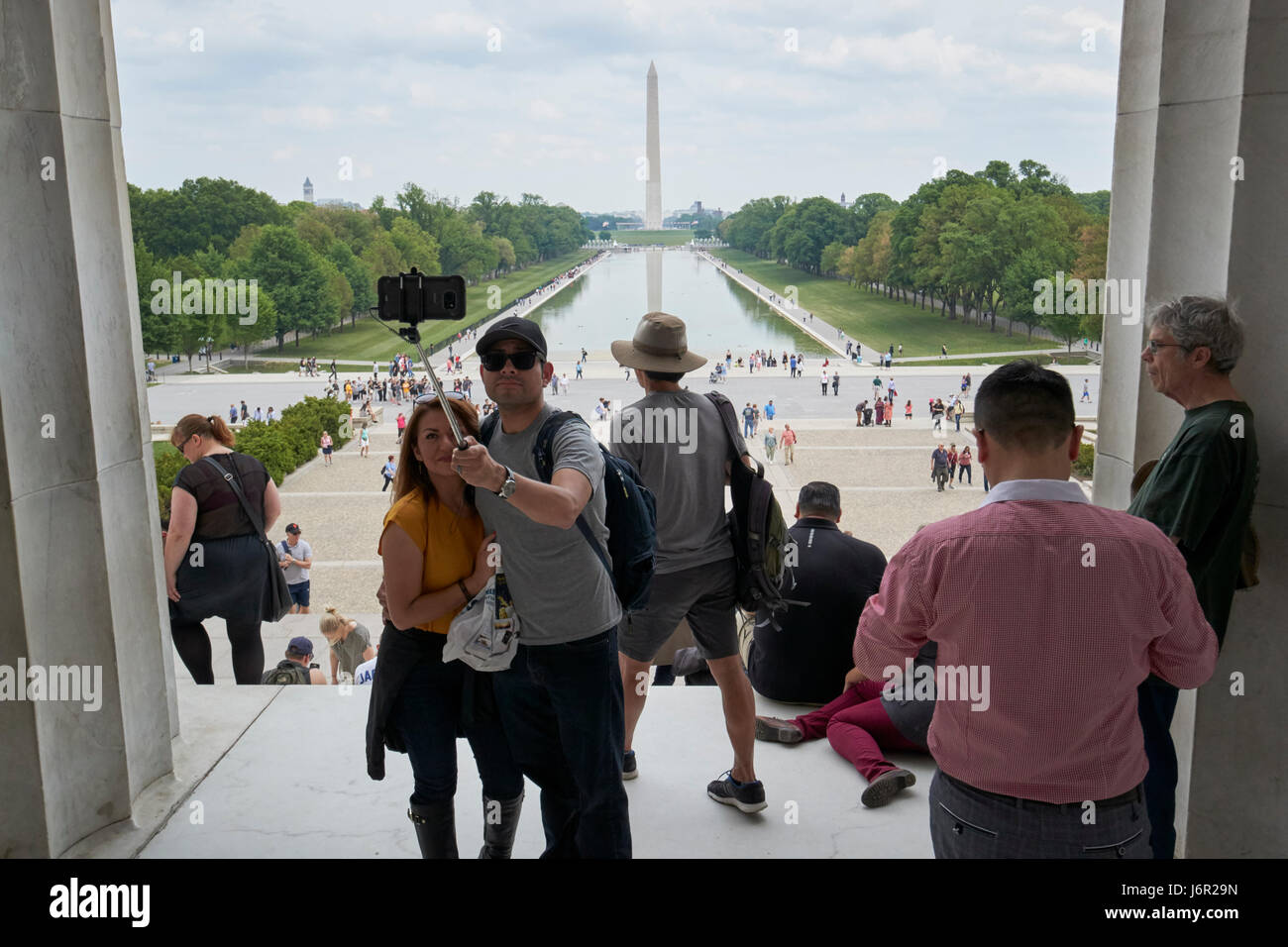 Les touristes en tenant vos autoportraits à la hors de la Lincoln Memorial le long du bassin du National Mall et Washington DC USA Banque D'Images