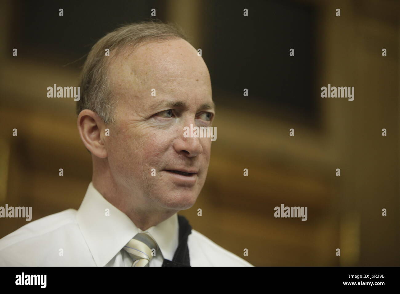 Gouverneur de l'Indiana Mitch Daniels dans son cabinet à la Indiana Statehouse. Banque D'Images