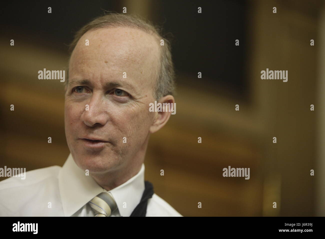 Gouverneur de l'Indiana Mitch Daniels dans son cabinet à la Indiana Statehouse. Banque D'Images