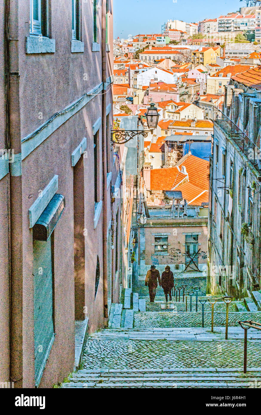 Portugal Lisbonne est vallonné, la capitale côtière. D'imposer le château São Jorge, la vue englobe la vieille ville, les bâtiments aux couleurs pastel, l'estuaire du Tage et le Ponte 25 de Abril pont suspendu. Banque D'Images