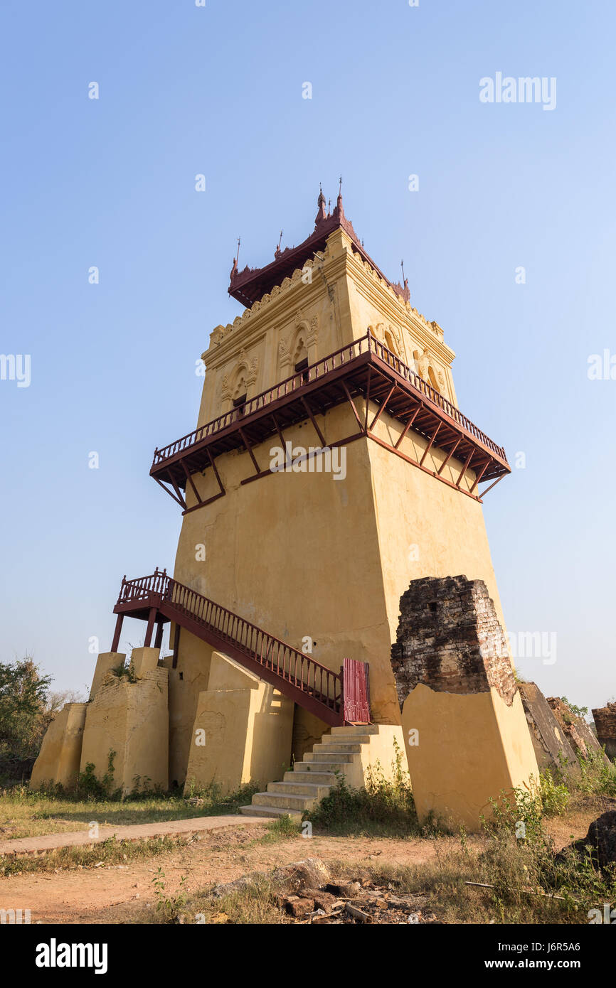 La tour penchée Nanmyin à Inwa (AVA) près de Mandalay au Myanmar (Birmanie). Banque D'Images