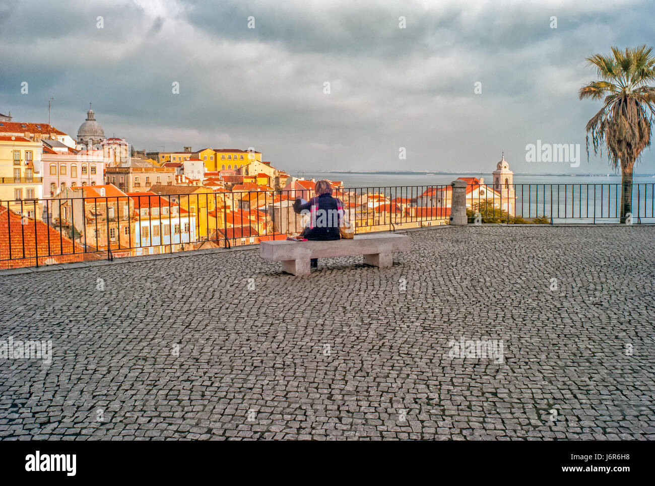 Portugal Lisbonne est vallonné, la capitale côtière. D'imposer le château São Jorge, la vue englobe la vieille ville, les bâtiments aux couleurs pastel, l'estuaire du Tage et le Ponte 25 de Abril pont suspendu. Banque D'Images